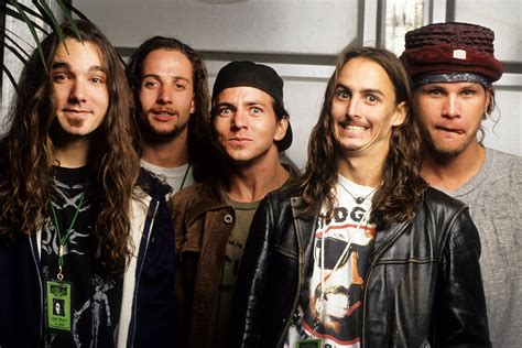 Pearl Jam Perform a Ferocious 'Alive' on the BBC in 1992 ... 1600 x 700 jpeg 374 кб.