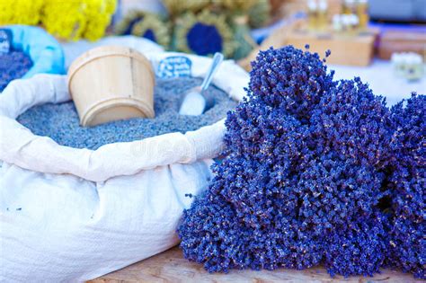 Lavendel aus der provence, das ist eine eigene marke. Lavendel Auf Landwirtmarkt In Gordes, Provence, Frankreich ...