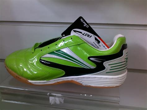 Kasut formal yang menutupi bahagian depan dan belakang kaki (selipar, capal dan kasut sukan tidak dibenarkan). KIKA SPORT: Kasut futsal KIKA