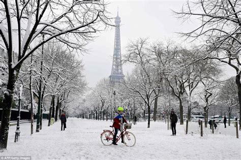 Paris Snow Causes Traffic Chaos As Eurostar Delayed Daily Mail Online