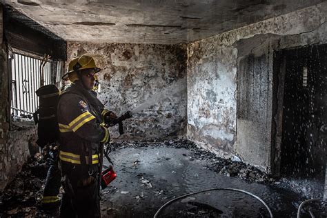 Durante Um Incendio Em Um Edificio Residencial Os Bombeiros Utilizaram