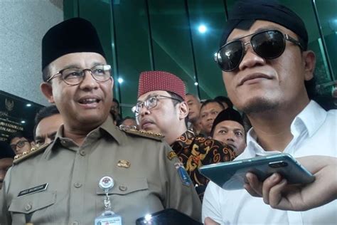 Nama gus miftah mencuat setelah video ceramahnya di salah satu klub malam di bali banyak dibagikan di medsos. Gus Miftah Minta Izin ke Anies untuk Ceramah di Kelab ...