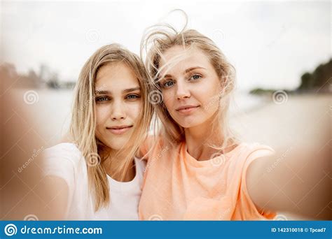 Twee Jonge Mooie Blondemeisjes Nemen Een Selfie Op Het Strand Op Een