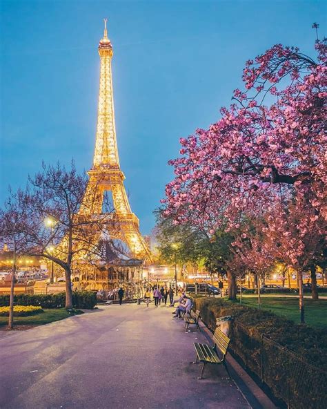 Bello Atardecer Primaveral Frente A La Torre Eiffel Paris Pictures