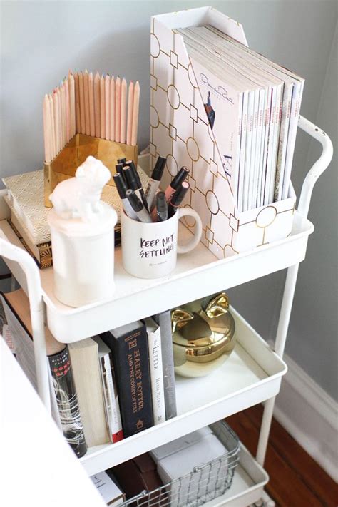 Whether managing the lights and darks, or compartmentalizing your drawers to separate paired items, or creating new storage items to help you with all your things, you can do easy bedroom organizing before the holiday starts to kick in. top-5-mesas-de-cabeceira-dani-noce-2 - Danielle Noce