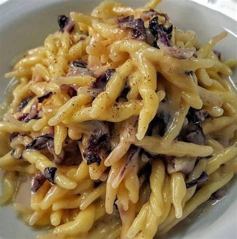 Non sai cosa cucinare ad esempio per la cena di un normale giorno lavorativo? Pasta radicchio e gorgonzola | Cosa cucino oggi? Ricette ...