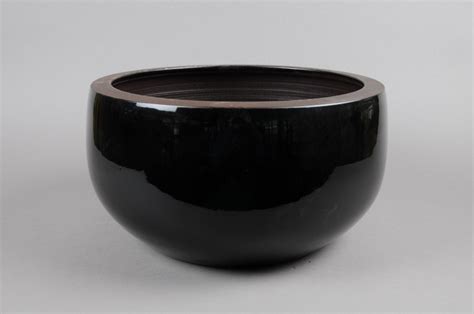 Use one as an accent on dining tables, mantles, bookshelves, entryway consoles and more. Ceramic bowl black D38cm H19cm