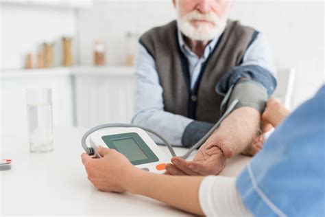 Ab wann wird es gefährlich? Bluthochdruck im Alter erkennen und wirksam behandeln ...