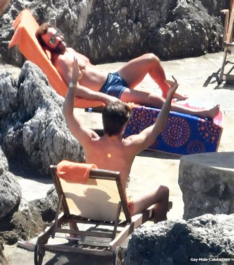 Chris Pine Sunbathing Shirtless With Friends Gay Gay World