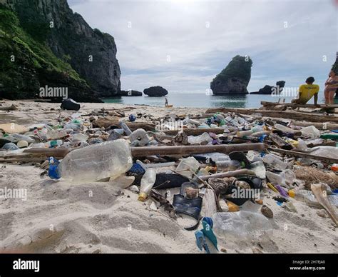 Kho Phi Phi Thailand November 2021 Beaches Full Of Plastic Bottles And
