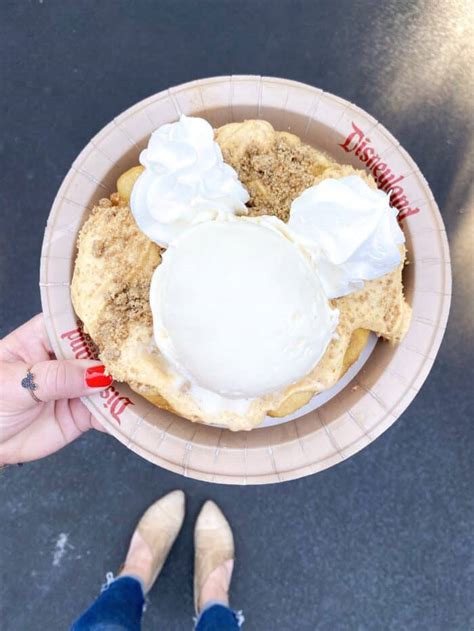 The Best Christmas Food at Disneyland in 2019 | Picky Palate