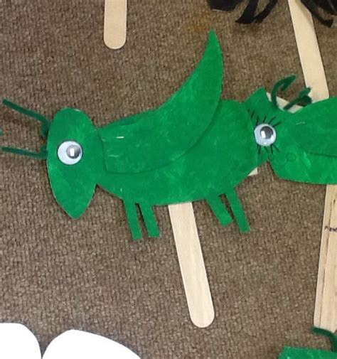 Paper plate grasshopper puppet Abc Crafts, Daycare Crafts, Cute Crafts