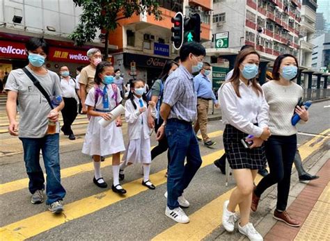 #新型冠状病毒 #wuhan #武汉加油 本期节目主要内容： 疫情来势汹汹，这注定是一场特殊的考验。从患者的治疗到人员的排查，从物资的保障到社区的防控，全国上下各个层面都在同时间赛跑、与病魔较量，坚决遏制疫情蔓延势头。 因疫情暂缓数月 新加坡香港旅游泡泡5／26重新上路 - 国际 - 中央社