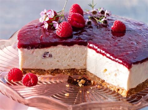 Mettez à ramollir les feuilles de gélatine dans de l'eau froide. Cheesecake aux framboises - Recettes | Recette ...