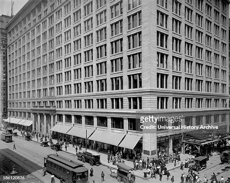 Marshall Fields Chicago Photos And Premium High Res Pictures Getty Images