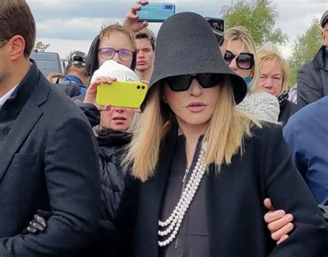 Не похожа сама на себя немощная старушка что случилось с лицом Аллы Пугачевой на похоронах
