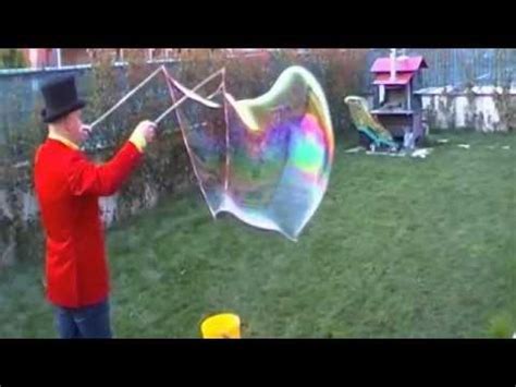 In tanti sono convinti che sia necessario solo del detersivo dei piatti e un po' di acqua del rubinetto. Bolle Sapone Giganti "video ricetta gratuita per bolle di ...