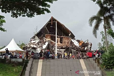 Gedung kantor gubernur sulawesi barat rusak karena gempa bumi di mamuju, sulawesi barat, hari jumat (15/1/2021). Korban Gempa Majene Bertambah, 8 Warga Meninggal Dunia dan 15.000 Orang Mengungsi - Daerah JPNN.com