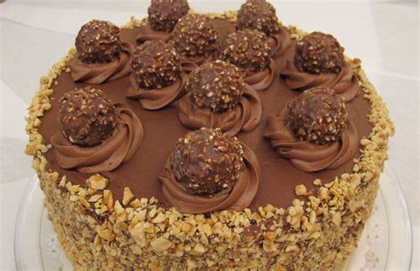 Torta kinder composto da 2 kinder cereali 1 kinder bueno 4 kinder barretta 1 tronky 1 kitkat 1 kinder ciok 1 kinder maxi caramelle miste. Torta Ferrero Rocher - (3.7/5)
