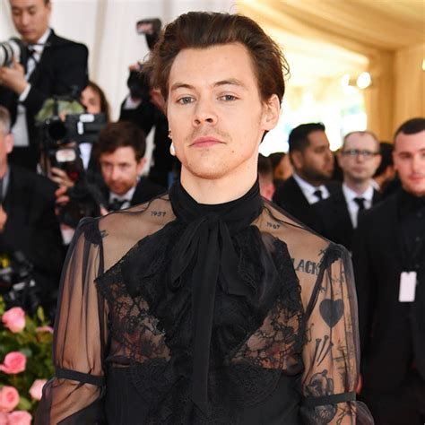 Harry Styles' Most Fashion Forward Looks Are What Make Him Beautiful - E! Online Deutschland