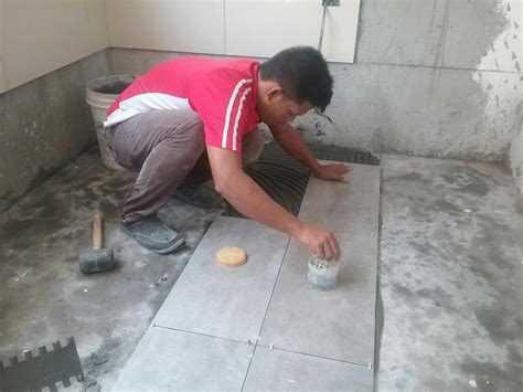 Apabila memilih jubin, anda harus memilih lukisan penglihatan rendah satu warna atau tidak. Pemasangan tile lantai untuk dapur