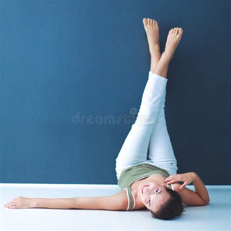 Femme Se Trouvant Sur Le Plancher Avec Des Jambes Photo Stock Image Du Attrayant Femelle