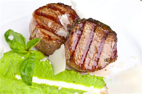 Lombatina di vitello alla griglia su crema di piselli