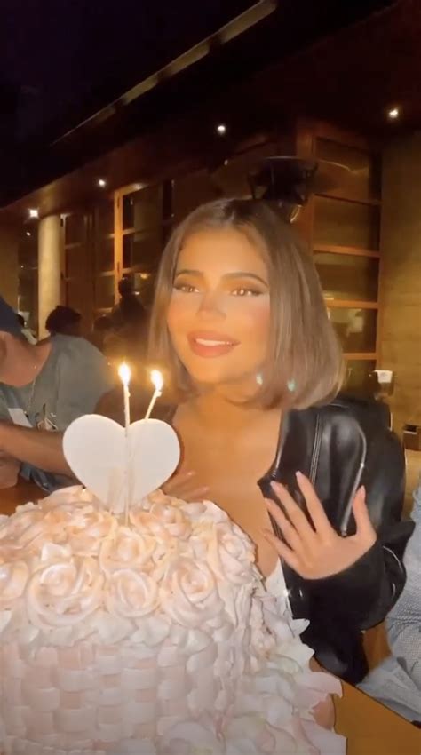 inside kylie jenner s 23rd birthday bash with her ‘besties and a massive pink rose cake
