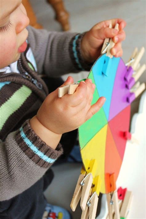 Jeux activités et éveil pour le développement de bébé de moins 1 an. Activité d'éveil : Le jeu des pinces à linges (inspiration Montessori) - Petits petons à croquer ...