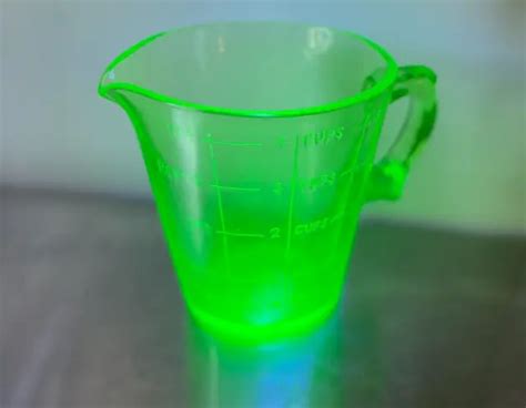 VINTAGE MCM HAZEL Atlas Green Vaseline Uranium Glass Cup Measuring