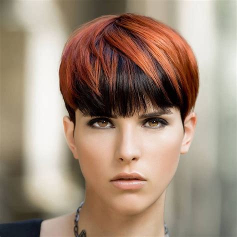 Modern haircuts for incredibly versatile and contemporary stylists recommend looking at current models that. Two-Tone Pixie | Kapsels, Korte kapsels, Kort haar pony
