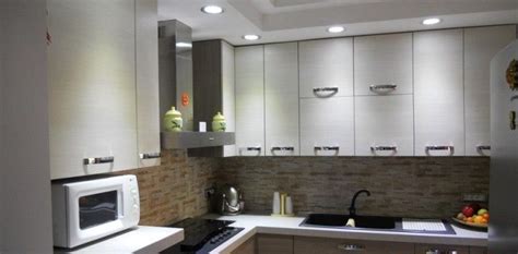 L'illuminazione led per controsoffitto permette infatti di ottenere piacevoli effetti dati dalla disposizione di eventuali strisce che, pur risultando invisibili sotto valida alternativa è data anche dall'utilizzo di faretti controsoffitto, più vistosi rispetto alle strisce a led, ma altrettanto piacevoli all'interno di un. una cucina illuminata con faretti led | Illuminazione ...