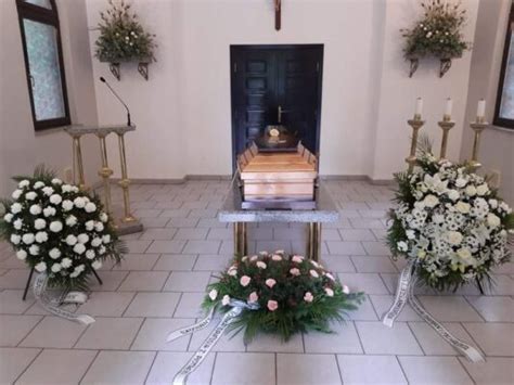 Ceremonia Pogrzebowa Na Cmentarzu Parafialnym W Poznaniu Nowina Mementum