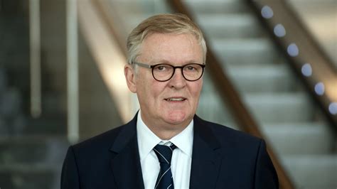 Berlin soon went from being the easiest place to make an unauthorized crossing between east and west germany to being the most difficult. Banken garantieren Gehalt von Air-Berlin-Chef Winkelmann ...