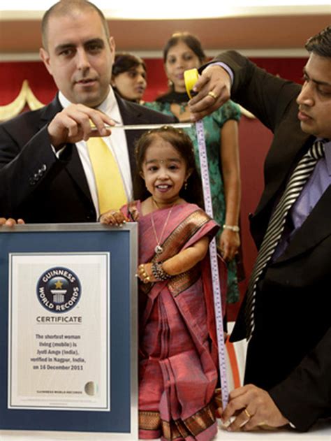 2 Foot Tall Indian Woman Named Worlds Shortest Photo 1 Cbs News