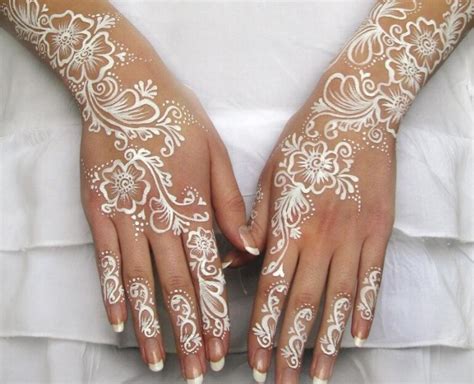 Wiiih, desain di atas nampak sederhana tetapi keren banget yah. 14+ Gambar Henna Tangan Pengantin Warna Putih