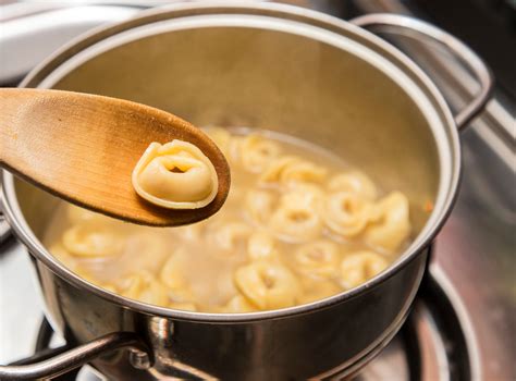 Ripieno ed avanzamento della sfoglia regolabili con macchina in funzione. Cappelletti di piselli e zabaione di Parmigiano ...