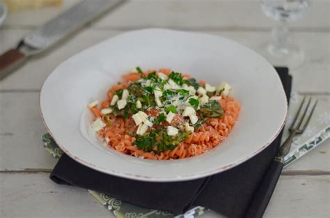 Für jeden Tag Nudeln aus roten Linsen in Spinat-Feta-Sauce