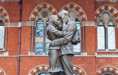 The Meeting Place St Pancras Kissing Couple Statue Bronze Lovers