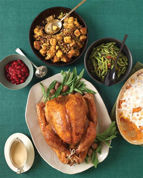 Turn your thanksgiving feast into a meal that's both traditional and tasty. Easy Thanksgiving Menus | Martha Stewart