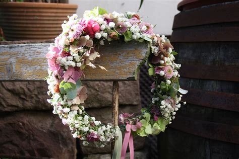 We did not find results for: Blumenkranz für die Dirndl-Hochzeit mit Edelweiß # ...