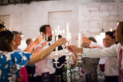 12 Fun Wedding Dinner Table Games For Guests | Onefabday.com