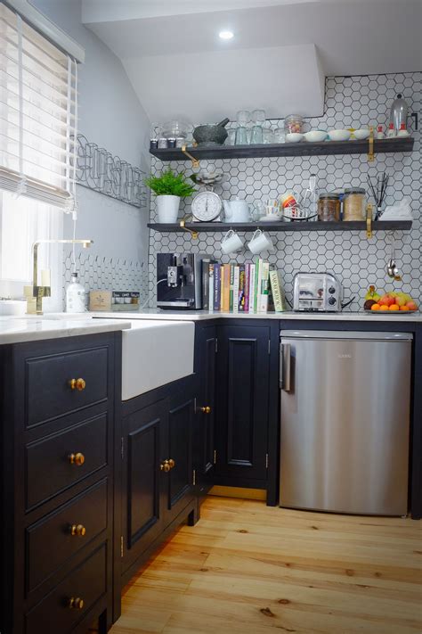 Talk about the perfect english kitchen! Classic in frame kitchen finished in Farrow and Ball ...