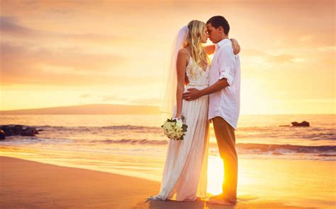Couple Love Hug Sea Beach Sunset Hd Love Wallpaper Download 1920x1200