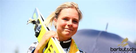 Tande verliert im flug das gleichgewicht und schlägt mit voller wucht auf dem hang auffoto. Skispringen Berkutschi.com - Update: Spektakulärer Sturz von Maren Lundby