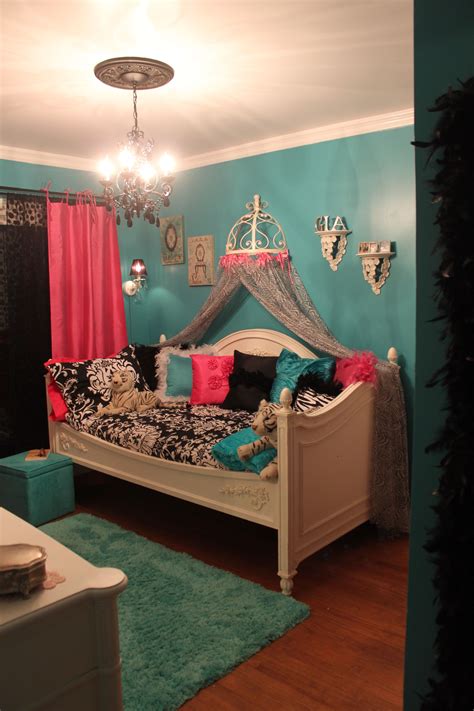 Your likes, needs, and desires even your personality will change over we have here 20 stylish teenage girls bedroom designs where you can get great ideas and versatile concepts to be inspired with. Vanah would love something like this! | Tween girl bedroom ...
