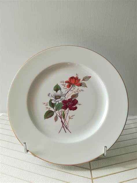 Porcelaine de Limoges grande assiette à décor de roses sur fond blanc
