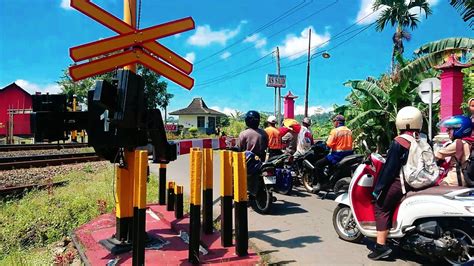 Railroads Crossing In Indonesia Perlintasan Palang Pintu Kereta Api