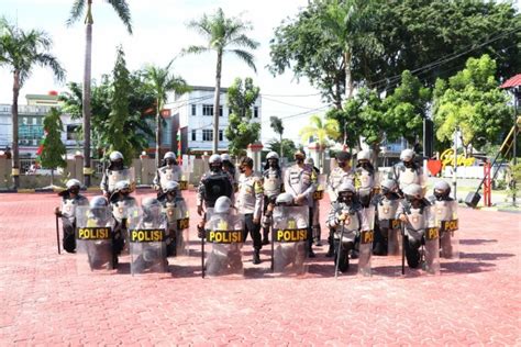 Penghitungan suara di tingkat tps juga langsung dilakukan setelah pemungutan saksikan perkembangan penghitungan suara atau quick count pilkada 2020 dari tiga lembaga di cnnindonesia.com yakni charta politica, lsi denny. Polda Kepri Laksanakan Latihan Simulasi Pengendalian Massa ...
