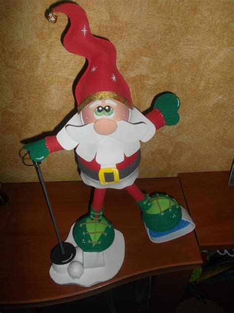 Guirnalda inspirada en las gorjuss diy de como hacer una guirnalda inspirada en la muñeca gorjuss. Adornos de navidad con goma eva 2020 - Manualidades.es